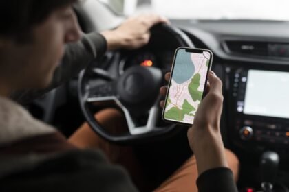 Waze ou Google Maps? Saiba qual aplicativo não te manda para área de risco e ainda te livra de multas