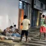 População de rua em Niterói ganha raquetes enquanto OS investigada fatura R$ 6 milhões