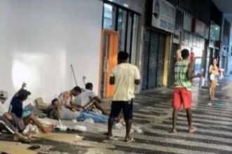 População de rua em Niterói ganha raquetes enquanto OS investigada fatura R$ 6 milhões