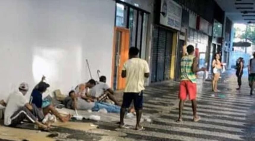 População de rua em Niterói ganha raquetes enquanto OS investigada fatura R$ 6 milhões