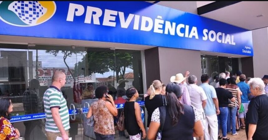 INSS em colapso: modernização vira apagão, filas explodem e sindicato acusa gestão de empurrar segurados ao abismo