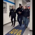 MADURO HUMILHADO! Ditador é exibido algemado em Nova York após ataque-surpresa dos EUA