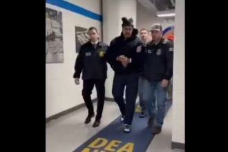 MADURO HUMILHADO! Ditador é exibido algemado em Nova York após ataque-surpresa dos EUA