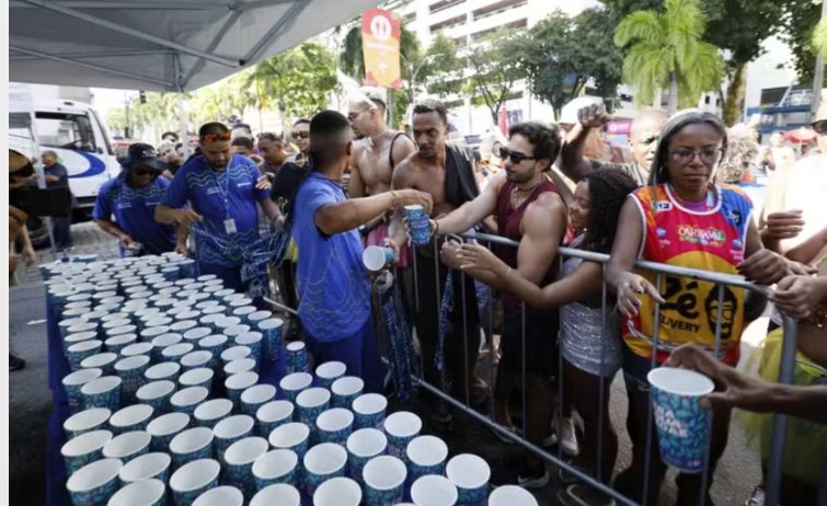 Cedae arma operação de hidratação para o carnaval de rua do Rio