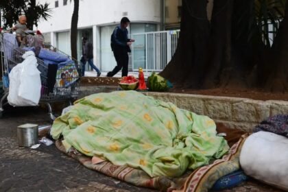 7 mil moradores de rua e só 2,6 mil vagas em abrigos: omissão da Prefeitura do Rio para na Justiça