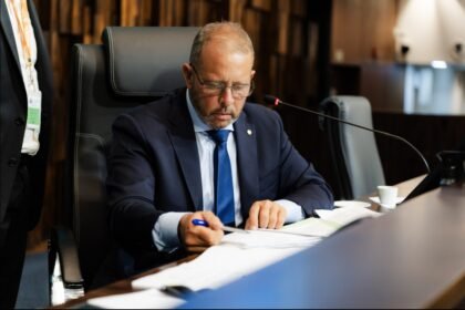 Delaroli articula sessão extraordinária para destravar ICMS Educacional e proteger municípios