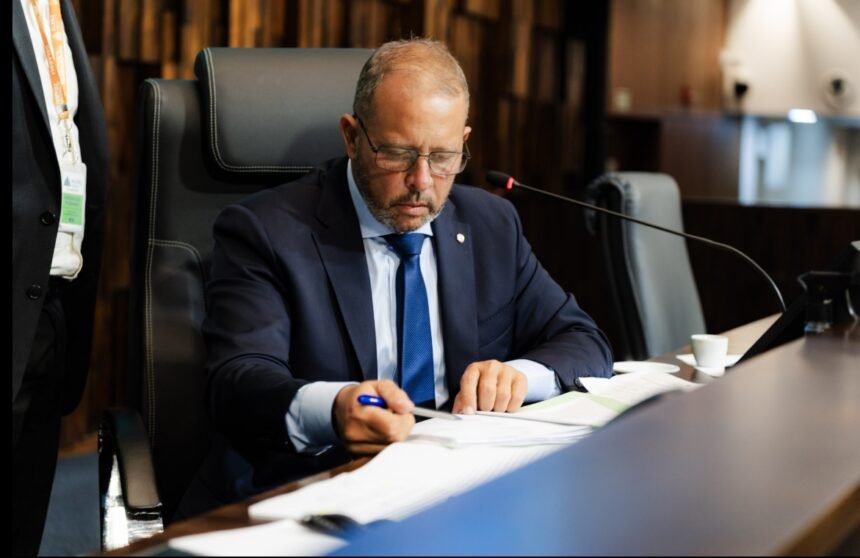 Delaroli articula sessão extraordinária para destravar ICMS Educacional e proteger municípios