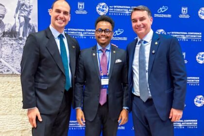 Com Flávio Bolsonaro, Rafael Satiê participa de conferência internacional no Parlamento israelense