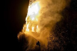 Tragédia e caos na virada: Igreja histórica em chamas e violência transformam Ano-Novo na Holanda em noite de terror