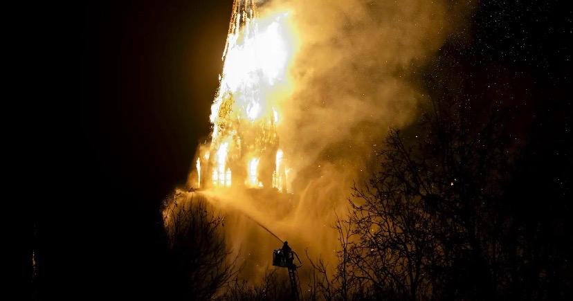 Tragédia e caos na virada: Igreja histórica em chamas e violência transformam Ano-Novo na Holanda em noite de terror