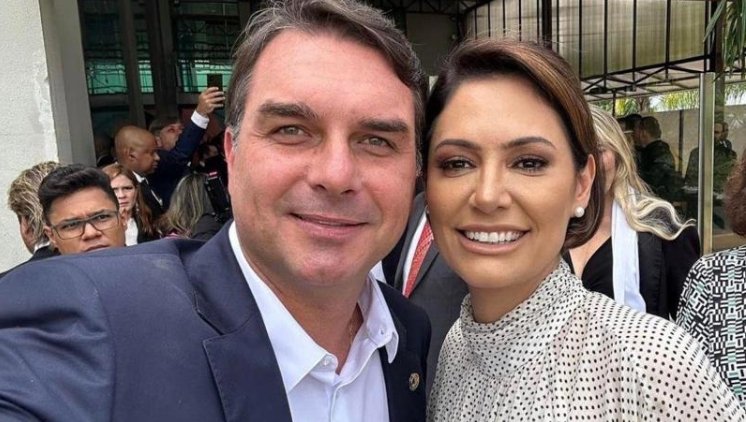 Flávio Bolsonaro projeta Michelle no Senado e articula apoio do Centrão