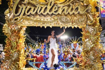 Do Sertão ao Estrelato: Gardênia Cavalcanti emociona no desfile da Tradição