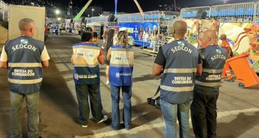 Fiscalização do Procon-RJ na Sapucaí interdita camarotes e apreende bebidas falsificadas