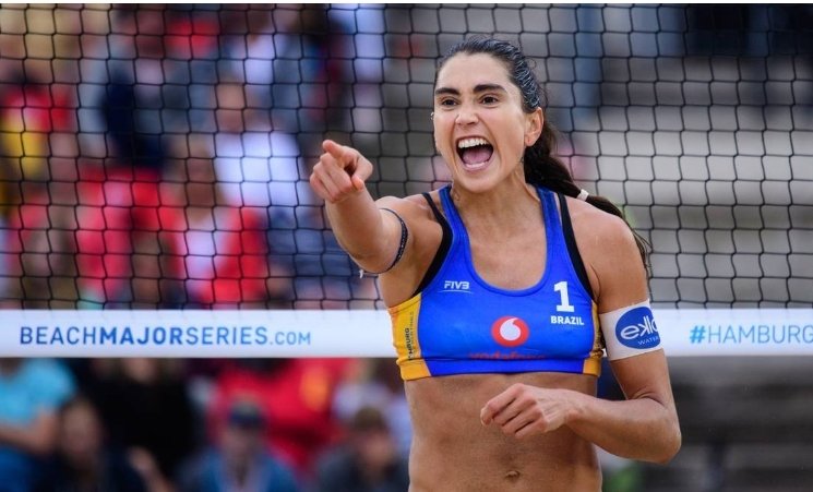 Do samba à areia: Carol Solberg repete Acadêmicos de Niterói e é suspensa de Mundial