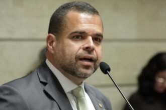 Vereador Poubel repudia Paes e chama prefeito de fanfarrão