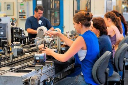 Brasileiros trabalham menos que a média mundial — e isso pode custar caro ao país