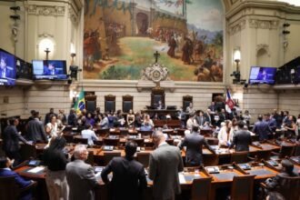 Clima quente na Câmara: Eduardo Paes e Pedro Duarte sob vaias em debate sobre concessão de praças