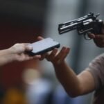 Comissão do Senado aprova projeto de Flávio Bolsonaro que aumenta penas de roubo e furto de celulares