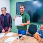 Prefeito Léo Vieira assina decreto histórico com avanços para taxistas de Meriti