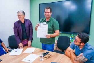 Prefeito Léo Vieira assina decreto histórico com avanços para taxistas de Meriti