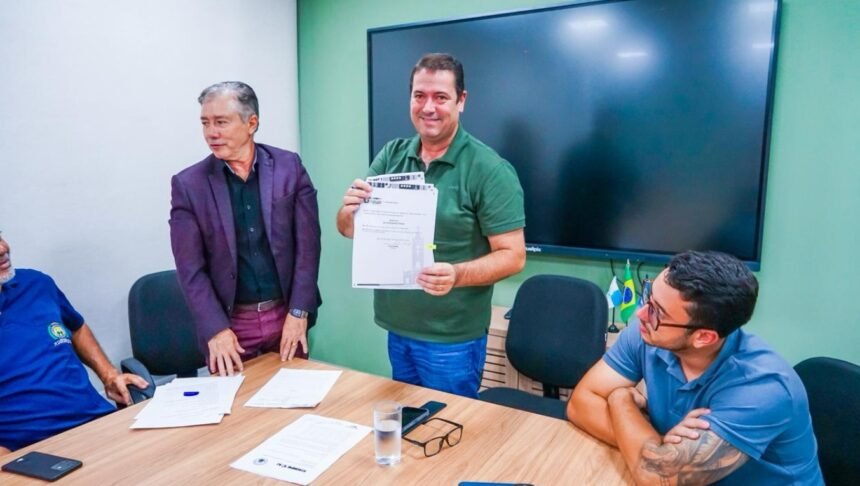 Prefeito Léo Vieira assina decreto histórico com avanços para taxistas de Meriti