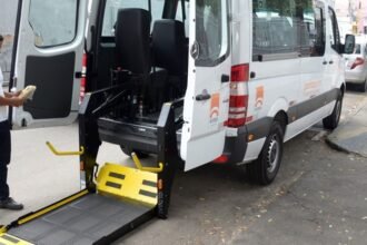 Prefeitura de Niterói deixa pacientes a pé e Douglas Gomes denuncia à Justiça que governo fabrica 'urgências' para dispensar licitações