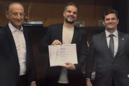 Ao centro, Rodrigo Pimentel, junto do presidente da Fiesp, Paulo Skaf (à esquerda), e do senador Sergio Moro (União, à direita)