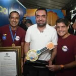 O governador do Rio, Claudio Castro (PL, ao centro), junto do prefeito de Salvador, Bruno Reis (União, à esquerda) e do ex-prefeito local, ACM Neto (União, à direita)