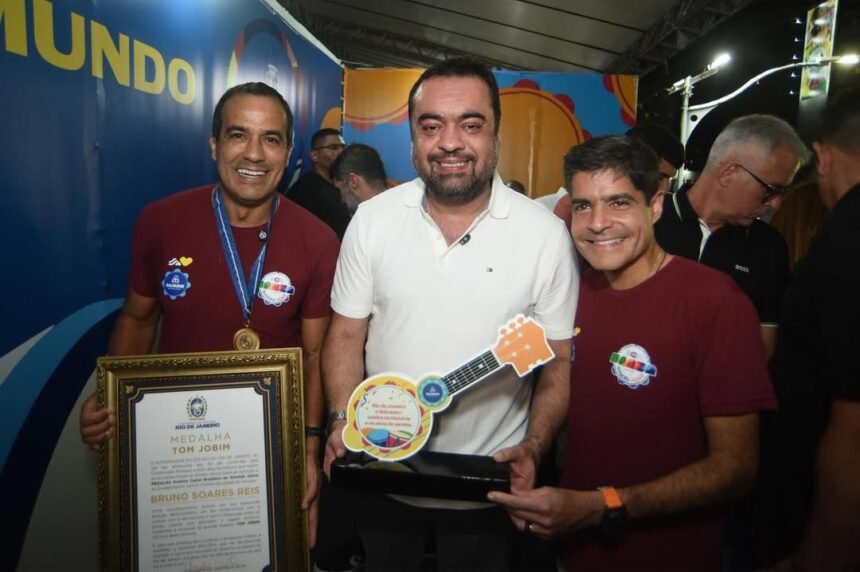 O governador do Rio, Claudio Castro (PL, ao centro), junto do prefeito de Salvador, Bruno Reis (União, à esquerda) e do ex-prefeito local, ACM Neto (União, à direita)