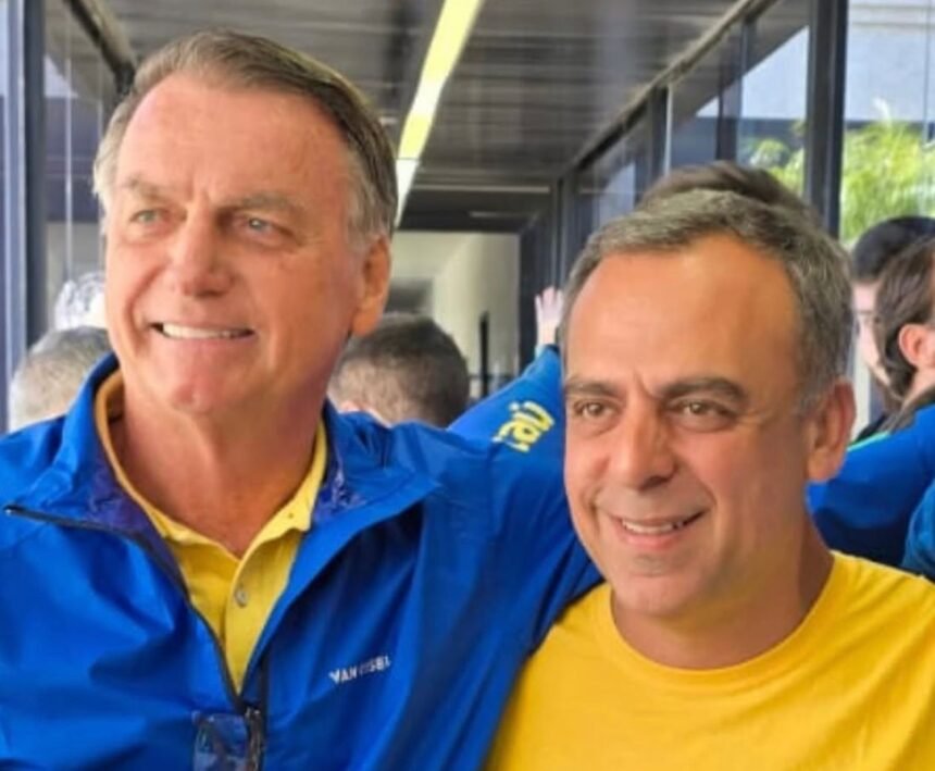 O ex-presidente Jair Bolsonaro e o secretário estadual de Ciência, Tecnologia e Inovação do Rio, Anderson Moraes