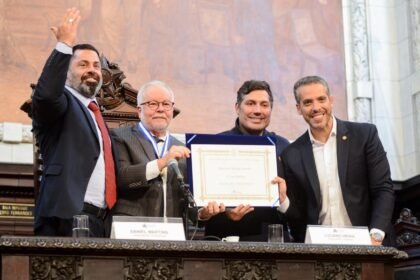 Luiz Martins recebe Medalha Tiradentes e título benemérito na Alerj