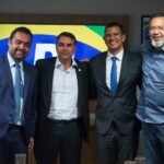 O governador Cláudio Castro (PL), o senador Flávio Bolsonaro (PL), o secretário estadual de Cidades, Douglas Ruas (PL) e o prefeito de Belford Roxo, Márcio Canella (União)