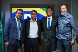 O governador Cláudio Castro (PL), o senador Flávio Bolsonaro (PL), o secretário estadual de Cidades, Douglas Ruas (PL) e o prefeito de Belford Roxo, Márcio Canella (União)