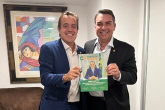 Os senadores Bruno Bonetti (PL/RJ) e Flávio Bolsonaro (PL/RJ) com a edição mais recente da revista Coisas da Política