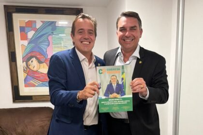 Os senadores Bruno Bonetti (PL/RJ) e Flávio Bolsonaro (PL/RJ) com a edição mais recente da revista Coisas da Política