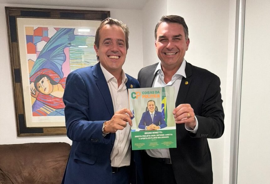Os senadores Bruno Bonetti (PL/RJ) e Flávio Bolsonaro (PL/RJ) com a edição mais recente da revista Coisas da Política