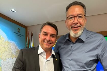 O senador Flávio Bolsonaro (PL/RJ) e o prefeito de Belford Roxo, Márcio Canella: reunião sacramentou candidatura
