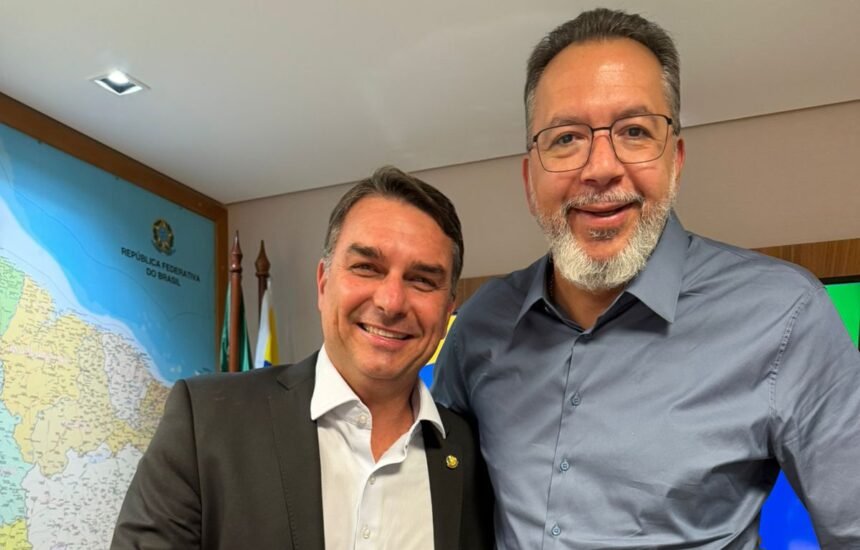 O senador Flávio Bolsonaro (PL/RJ) e o prefeito de Belford Roxo, Márcio Canella: reunião sacramentou candidatura