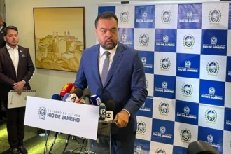 Claudio Castro (PL), em coletiva de imprensa para anunciar sua renúncia. Foto: Cadu Barbosa