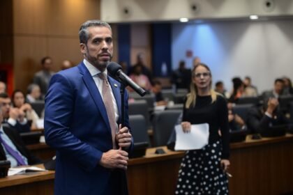 Líder do governo na Alerj, Rodrigo Amorim critica silêncio de Paes após prisão de vereador