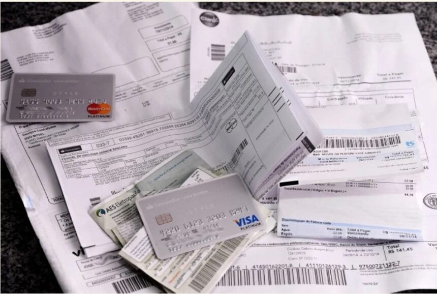 Economia estagnada, custo de vida em alta e juros recordes levam famílias brasileiras ao maior endividamento da história