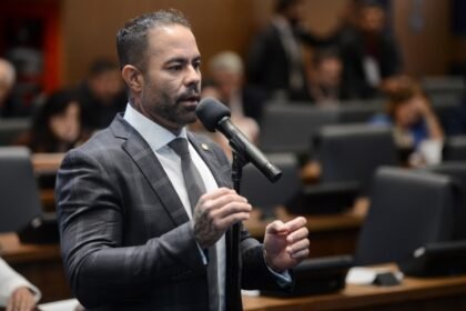 Deputado Poubel anuncia ofensiva contra ferros-velhos que vendem peças de veículos roubados