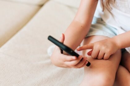 ECA Digital entra em vigor: crianças e adolescentes não poderão mais mentir idade na internet