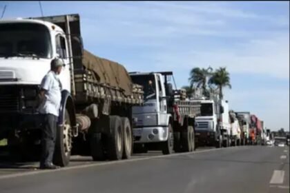 Governo tenta conter greve dos caminhoneiros com fiscalização do frete, mas diesel segue em alta