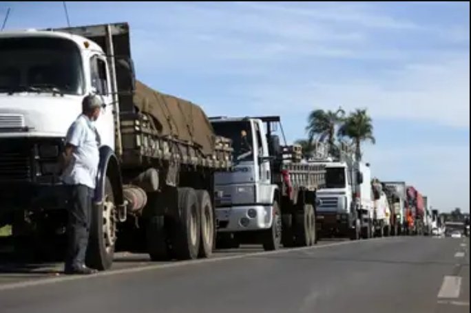 Governo tenta conter greve dos caminhoneiros com fiscalização do frete, mas diesel segue em alta