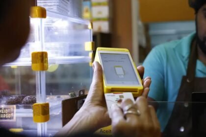 Castro sanciona lei que garante auxílio-alimentação para servidores durante férias e licenças