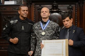 Alerj presta tributo histórico a policiais mortos em megaoperação e a sobreviventes por bravura