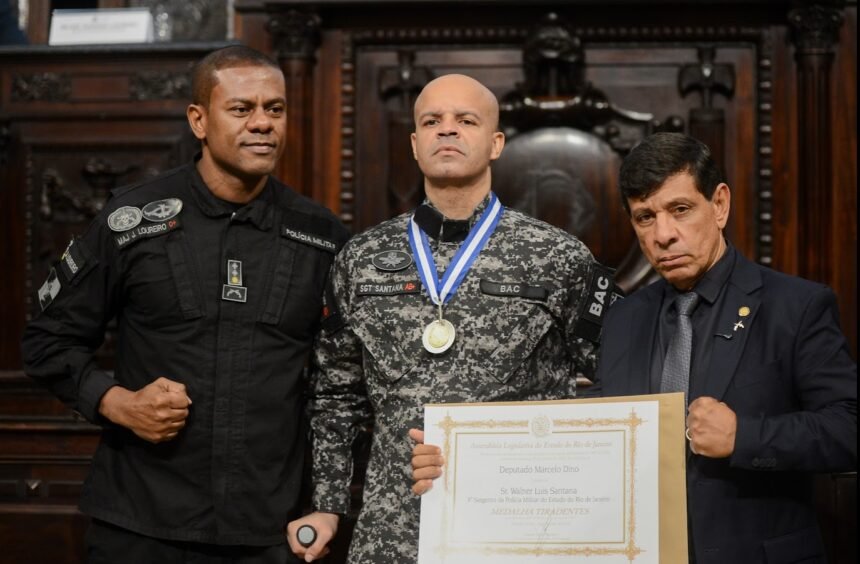 Alerj presta tributo histórico a policiais mortos em megaoperação e a sobreviventes por bravura