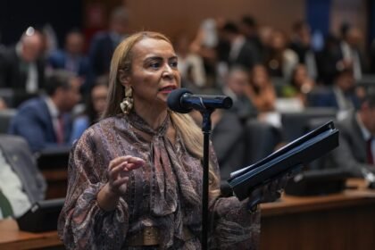 Deputada Tia Ju denuncia impunidade e celebra aprovação da campanha 'Banco Vermelho'