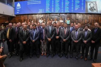 Douglas Ruas assume Alerj com discurso firme e conciliador